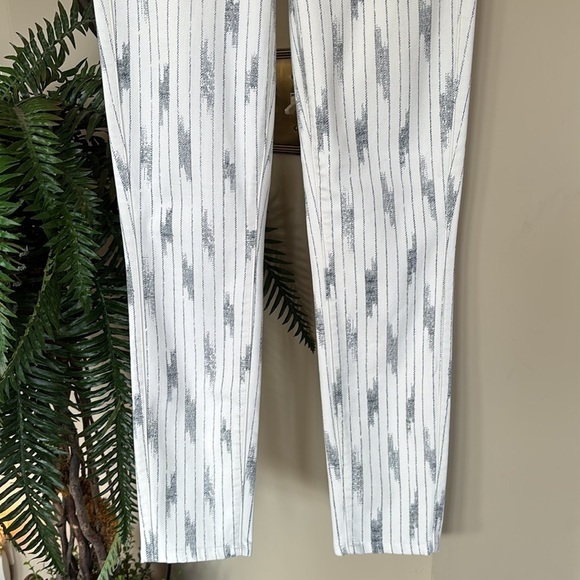 NWOT Paige White Nori Pinstripe Verdugo Ankle Stretch TRANSCEND Skinny Jeans - Picture 2 of 16